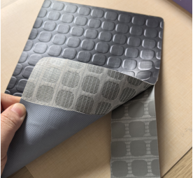 Lantai berpola PVC ekonomis (dengan mesh di tengah)